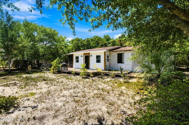 139 NE 17th Street, Oak Island, NC 28465