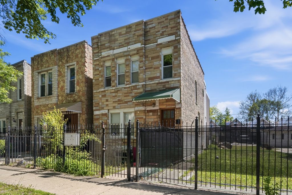 Image 1 of property listing at 3505 W Le Moyne Street, Chicago, IL 60651