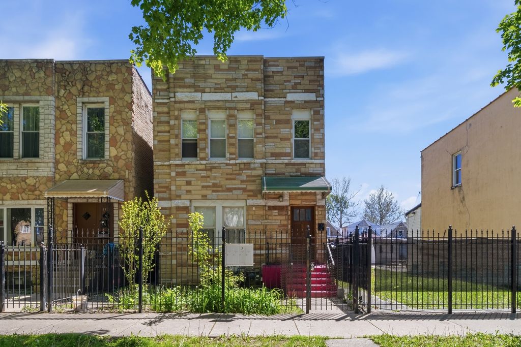 Image 2 of property listing at 3505 W Le Moyne Street, Chicago, IL 60651