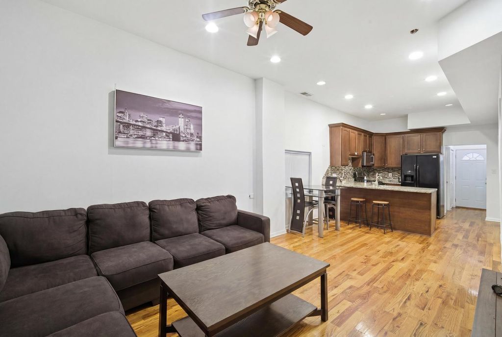 Image 15 of property listing at 3505 W Le Moyne Street, Chicago, IL 60651