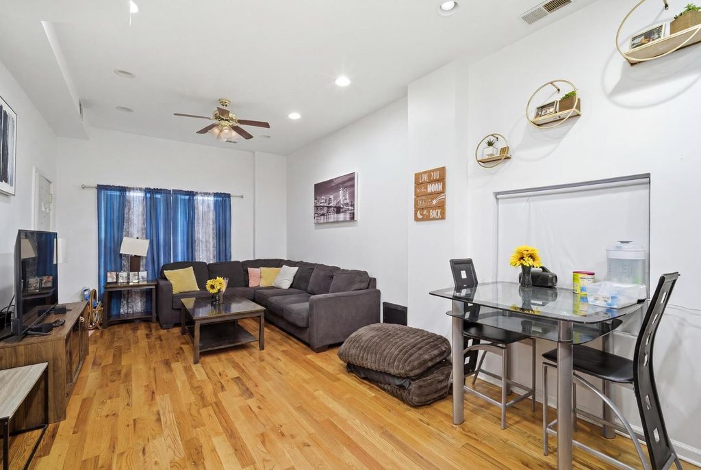 Image 16 of property listing at 3505 W Le Moyne Street, Chicago, IL 60651