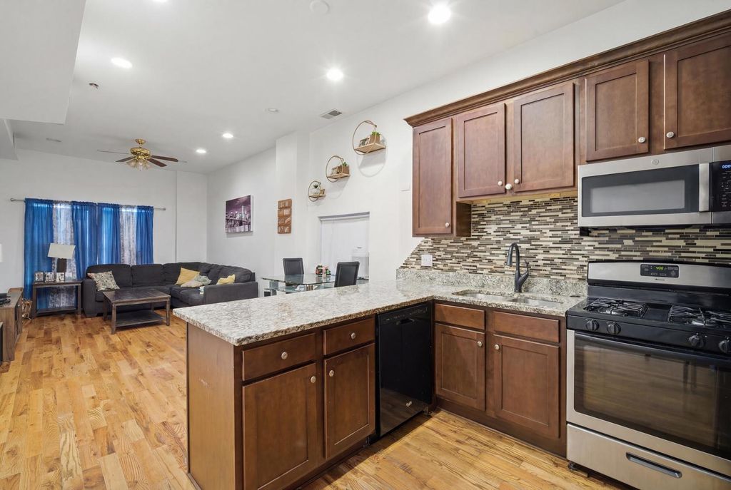 Image 17 of property listing at 3505 W Le Moyne Street, Chicago, IL 60651