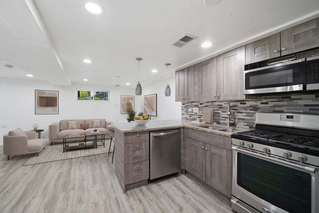 Image 27 of property listing at 3505 W Le Moyne Street, Chicago, IL 60651