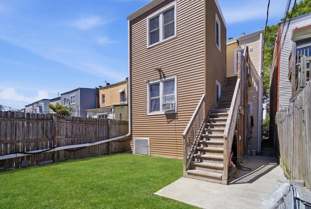 Image 33 of property listing at 3505 W Le Moyne Street, Chicago, IL 60651
