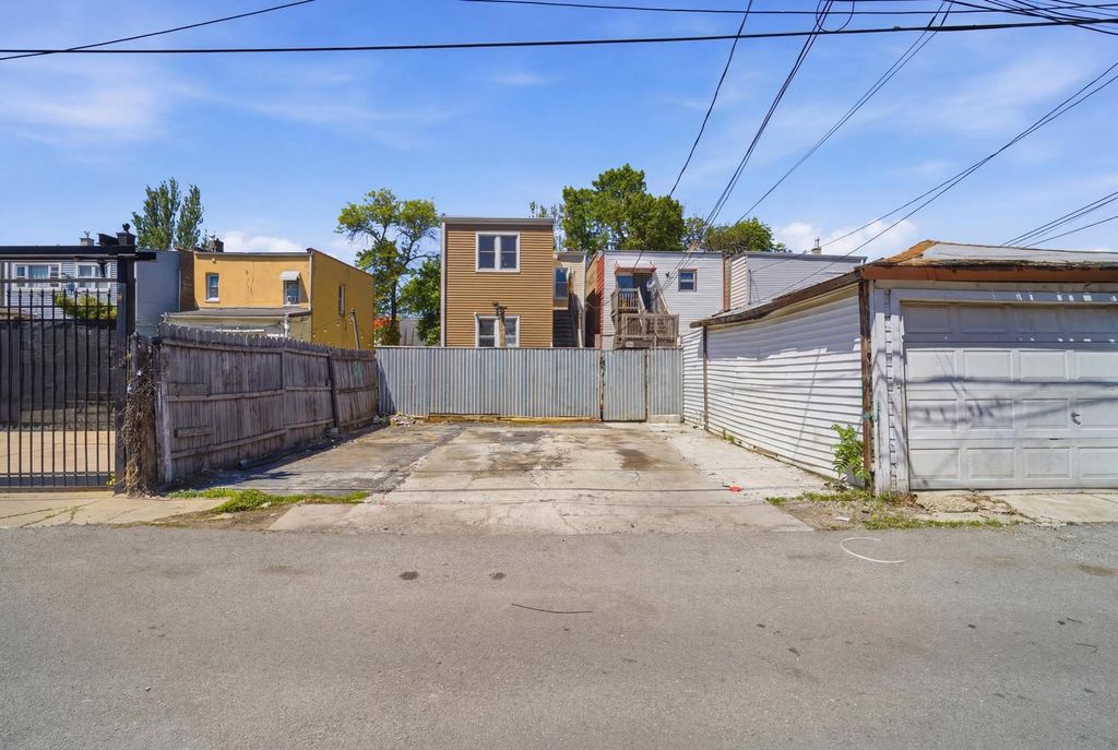 Image 34 of property listing at 3505 W Le Moyne Street, Chicago, IL 60651