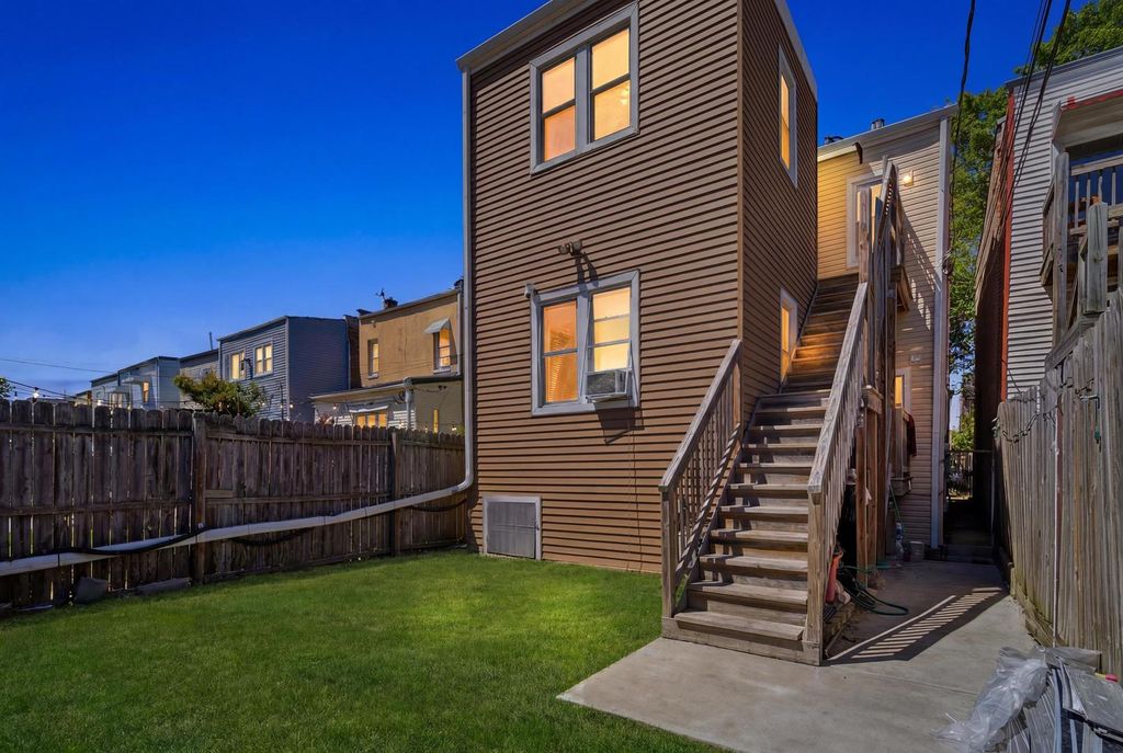 Image 36 of property listing at 3505 W Le Moyne Street, Chicago, IL 60651