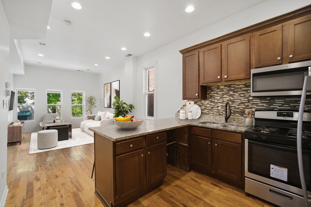 Image 5 of property listing at 3505 W Le Moyne Street, Chicago, IL 60651