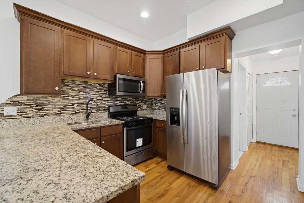Image 6 of property listing at 3505 W Le Moyne Street, Chicago, IL 60651