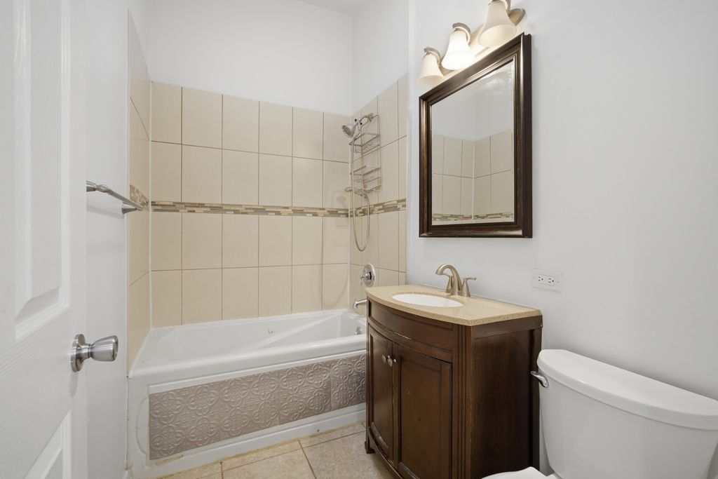 Image 9 of property listing at 3505 W Le Moyne Street, Chicago, IL 60651
