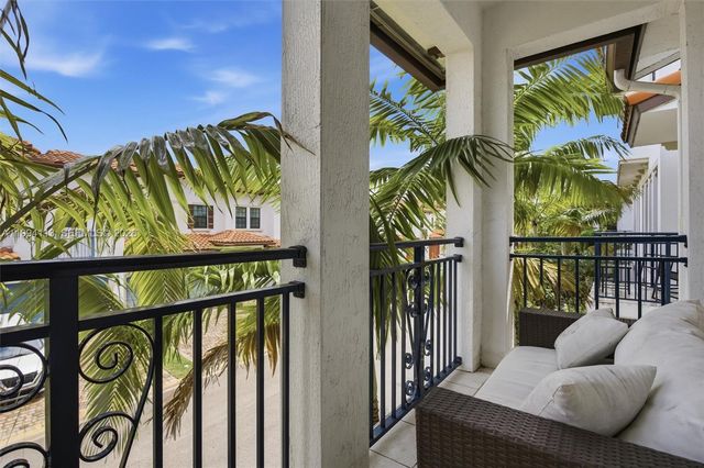 11652 SW 13th Ct, Pembroke Pines, FL 33025