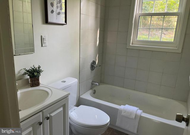 2805 HILLCREST PKWY, Temple Hills, MD 20748
