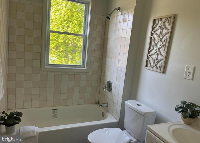 2805 HILLCREST PKWY, Temple Hills, MD 20748