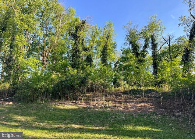 2805 HILLCREST PKWY, Temple Hills, MD 20748