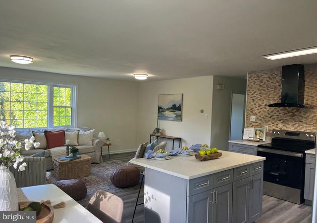 2805 HILLCREST PKWY, Temple Hills, MD 20748