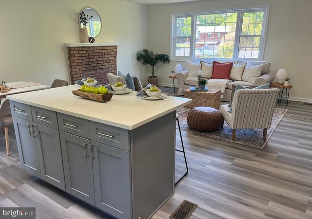 2805 HILLCREST PKWY, Temple Hills, MD 20748
