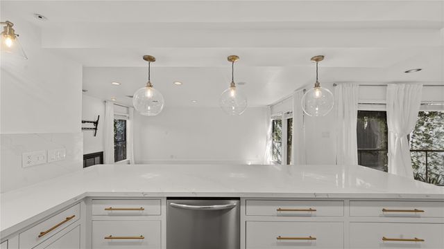 1914 Augusta Drive 16, Houston, TX 77057