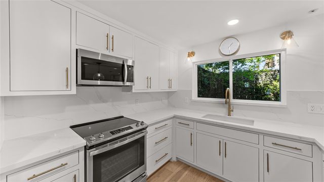 1914 Augusta Drive 16, Houston, TX 77057