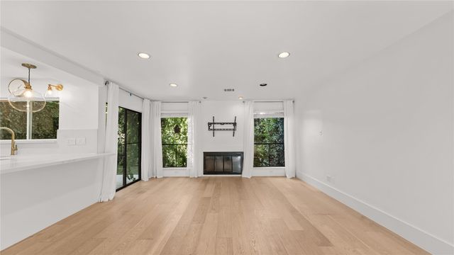 1914 Augusta Drive 16, Houston, TX 77057