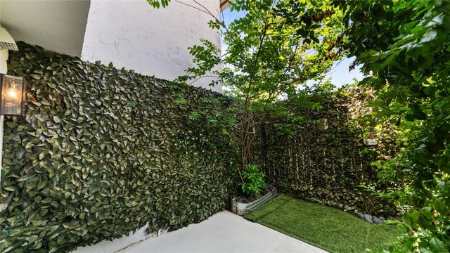 1914 Augusta Drive 16, Houston, TX 77057