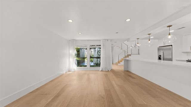 1914 Augusta Drive 16, Houston, TX 77057