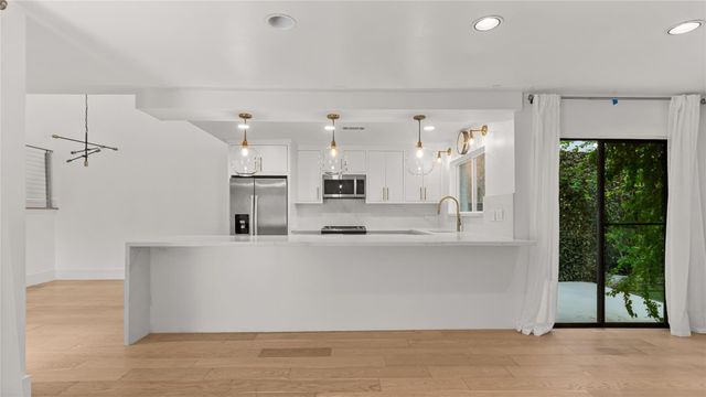 1914 Augusta Drive 16, Houston, TX 77057