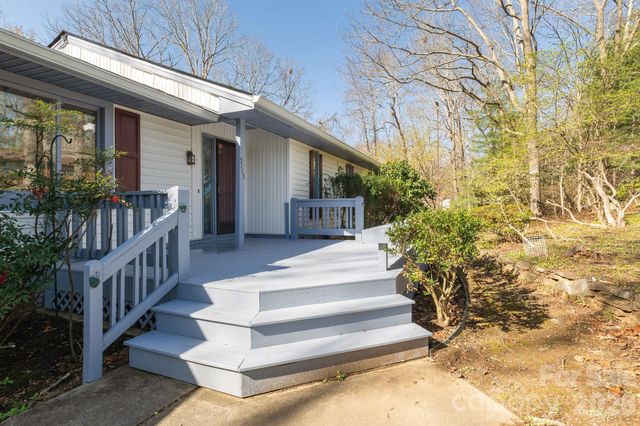 3113 Primrose Drive, Hendersonville, NC 28792