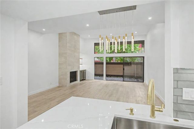 421 S Van Ness, Los Angeles, CA 90020