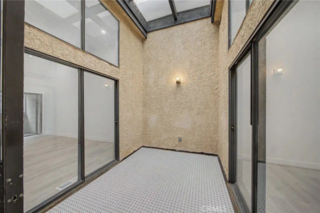 421 S Van Ness, Los Angeles, CA 90020