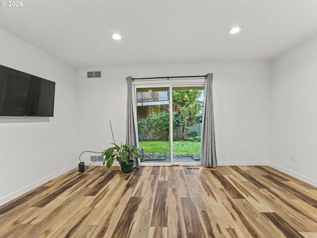 445 N HAYDEN BAY Dr, Portland, OR 97217