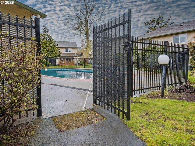 445 N HAYDEN BAY Dr, Portland, OR 97217