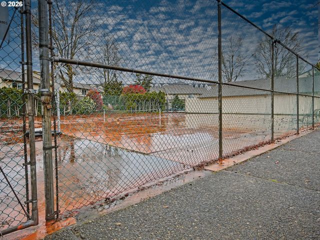 445 N HAYDEN BAY Dr, Portland, OR 97217