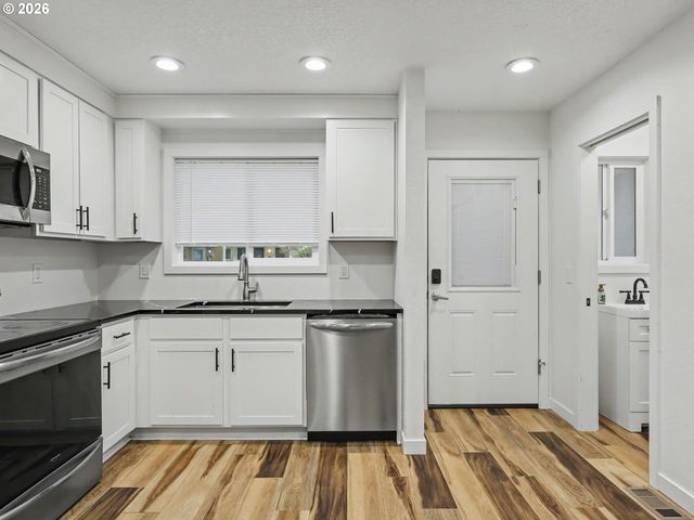 445 N HAYDEN BAY Dr, Portland, OR 97217