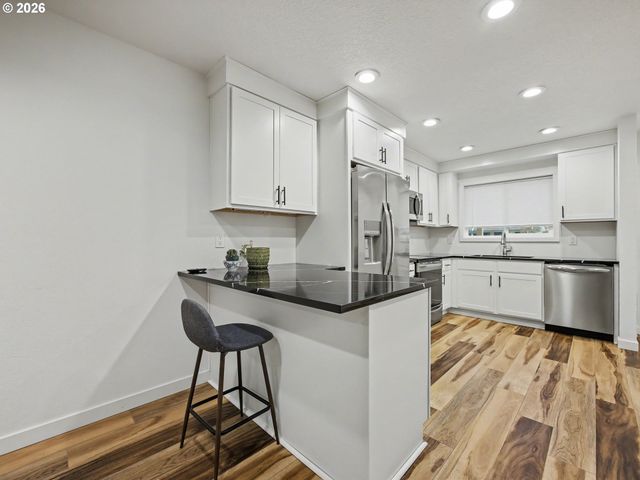 445 N HAYDEN BAY Dr, Portland, OR 97217