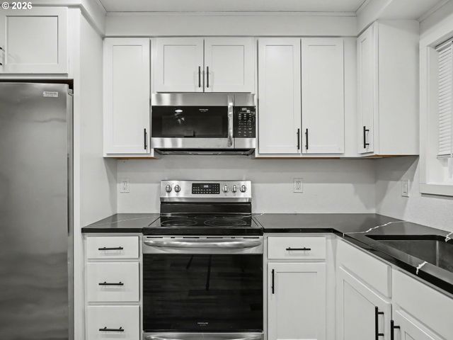 445 N HAYDEN BAY Dr, Portland, OR 97217