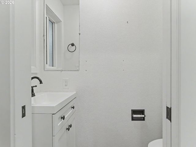 445 N HAYDEN BAY Dr, Portland, OR 97217