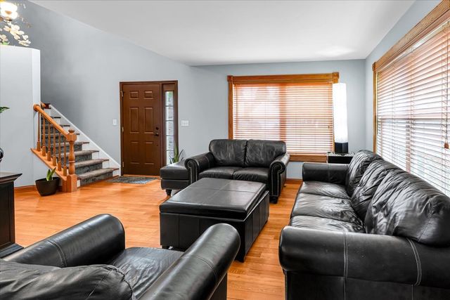 1 Stratford Court, South Elgin, IL 60177