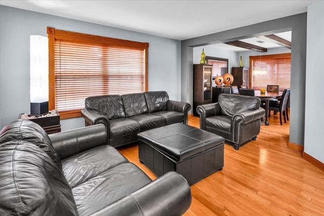 1 Stratford Court, South Elgin, IL 60177