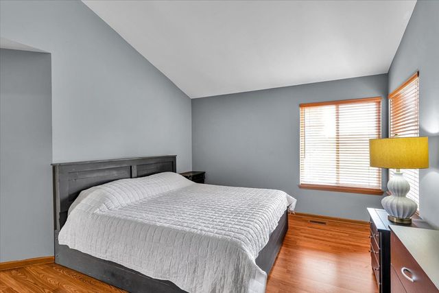1 Stratford Court, South Elgin, IL 60177