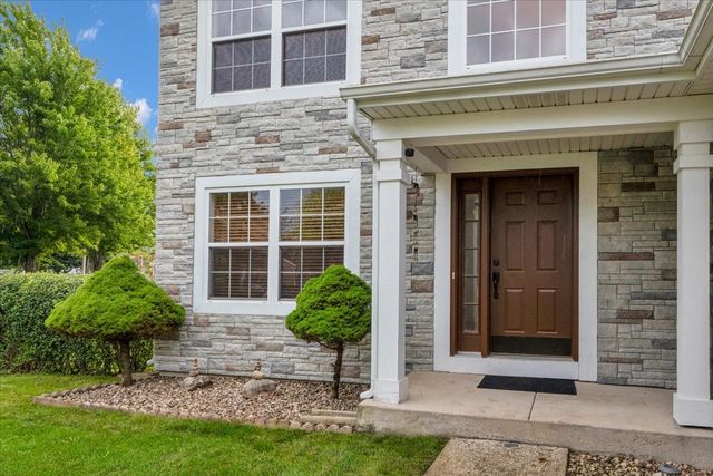 1 Stratford Court, South Elgin, IL 60177