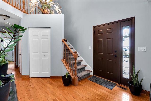 1 Stratford Court, South Elgin, IL 60177