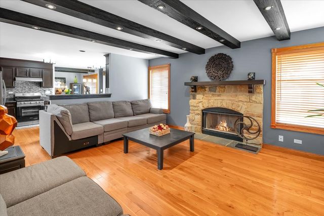 1 Stratford Court, South Elgin, IL 60177