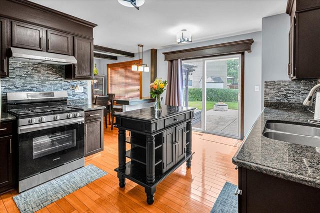 1 Stratford Court, South Elgin, IL 60177