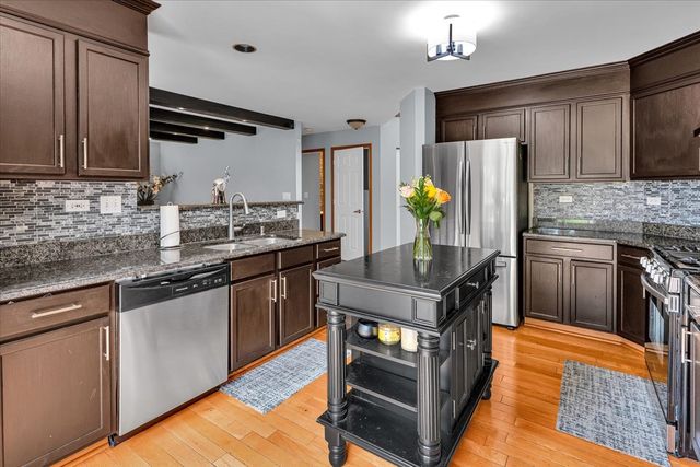 1 Stratford Court, South Elgin, IL 60177