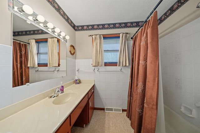 2093 Wesley St., Salina, KS 67401