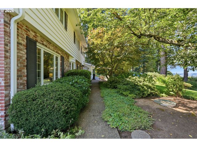 645 BERGIS Rd, Lake Oswego, OR 97034