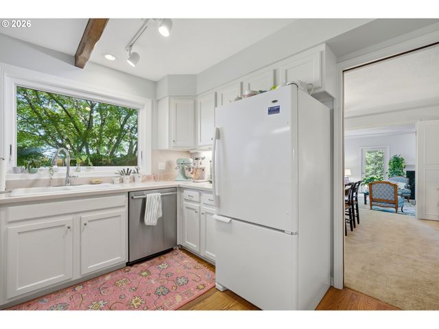 645 BERGIS Rd, Lake Oswego, OR 97034