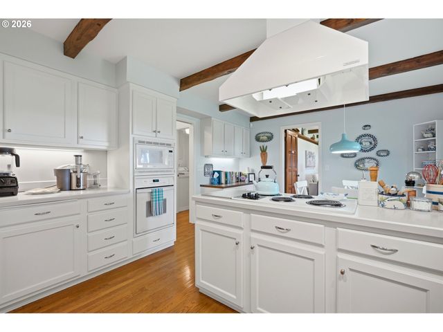 645 BERGIS Rd, Lake Oswego, OR 97034