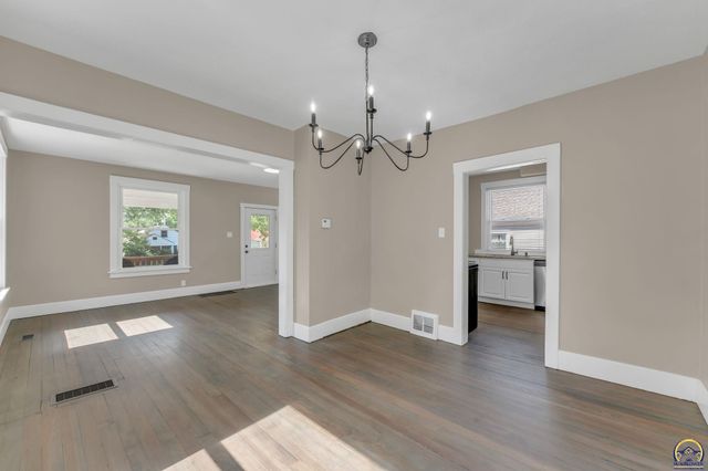 932 SW MacVicar AVE, Topeka, KS 66606