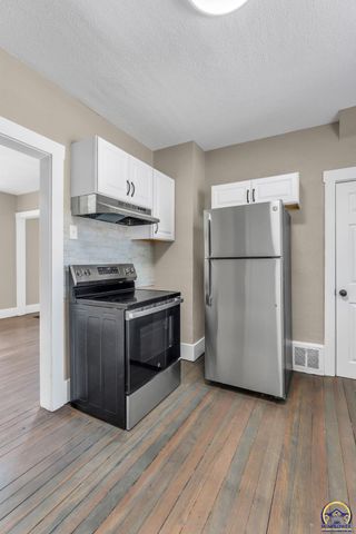 932 SW MacVicar AVE, Topeka, KS 66606
