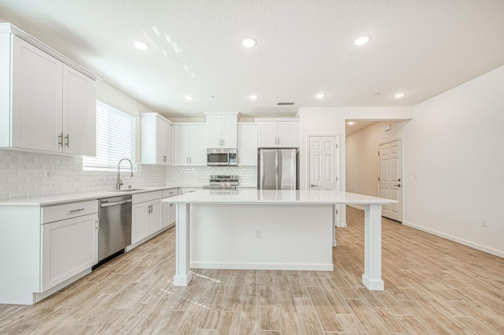 Image 10 of property listing at 1165 Significant Way W, Madera, CA 93636